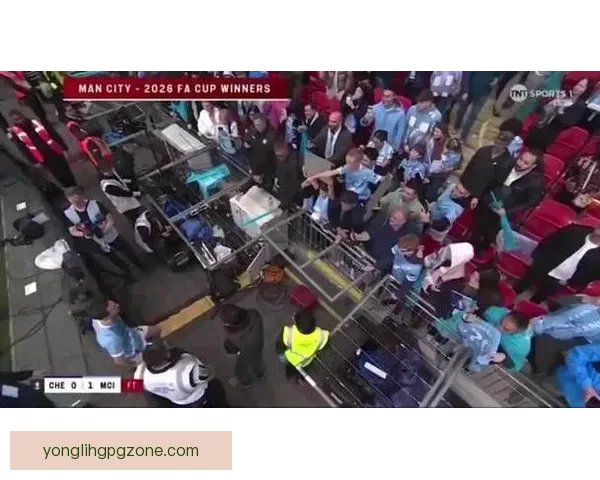 B席赛后抱着女儿绕场庆祝亲手送上足总杯冠军奖牌温情一幕感动球迷